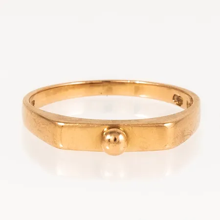 Ring i 18K guld. Den är i storlek 17½, är 1,7 - 3 mm bred och väger 2,6g. 18K & kattfot.
