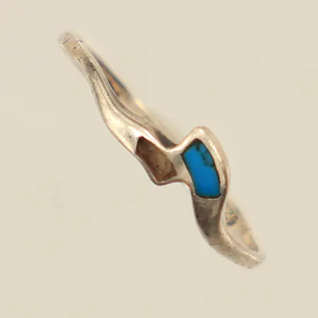 Ring med emaljdekor, stl 16½, bredd ca 1,5-5mm, skev, saknar emalj, 925/1000 silver  Vikt: 0,7 g