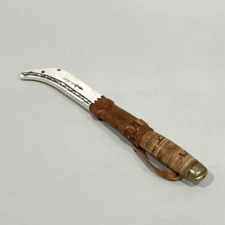 Samekniv, signerad Kauhava, längd 14cm, dekorerad slida i läder samt renhorn, bruksslitage, fläckar, repor