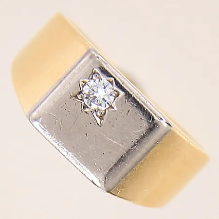 Ring med diamant 0,06ct enligt gravyr, stl 15¼, bredd 3-8mm, delvis vitguld, 18K Vikt: 5 g