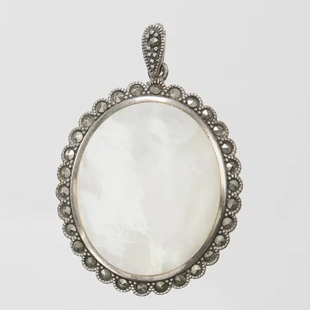 Silverhänge, pärlemor samt markasiter, 45,7x31,2mm, GHA, 925/1000, bruttvikt: 8,3g Vikt: 8,3 g