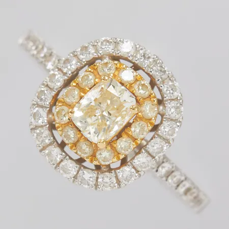 Ring, kuddslipad diamant 1xca0,57ct Light yellow SI2 samt briljantslipade diamanter 44xca0,015ct Light yellow-TW-W/VS-SI , Ø17, bredd:1,5-12mm, vitguld, naturligt hack på rondisten, 18K Vikt: 4,1 g