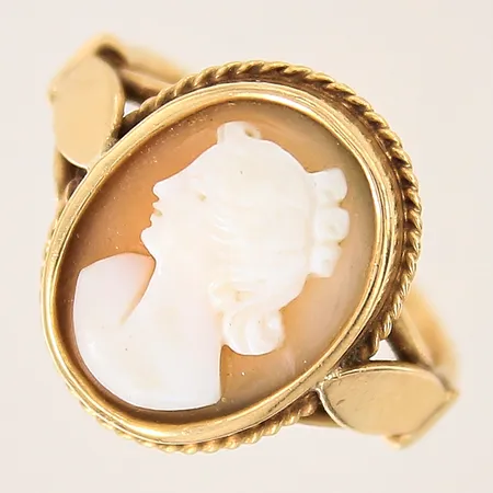 Ring med camé, stl: 18¼, bredd: 2,2-17,7mm, 18K  Vikt: 5,1 g