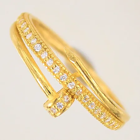 Ring med vita stenar, stl 18½, bredd 2-8mm, OBS! Ej märkesdesign!, 23K  Vikt: 3,9 g