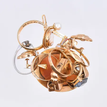 Diverse guld med stenar och camé, 18K. Vikt: 43,4 g