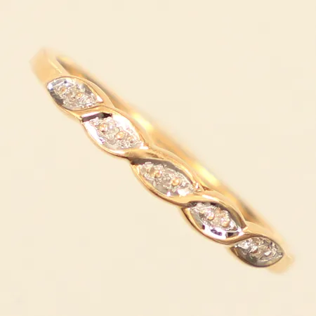 Ring, diamanter 5xca0,005ct, stl 19, bredd 1,2-2,mm, 18K Vikt: 1,8 g