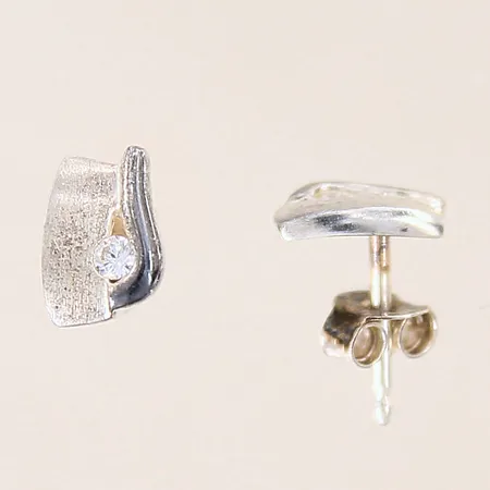 Ett par örhängen med vita stenar, 8x5mm, något oxiderade, silver 925/1000 Vikt: 1 g