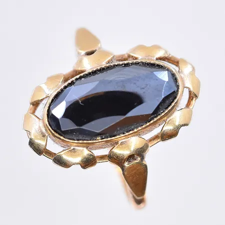 Ring med svart sten, stl 18¼, bredd skena 2 mm, 14K. Vikt: 3,3 g