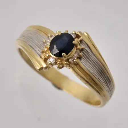 Ring i 18K guld, stl 16¼, bredd 2,5-10mm, 1st Safir, 0,32ct, 6st vita stenar, mått 1mm, importstämpel, vikt 2,56g.