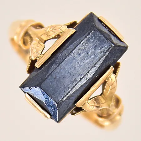 Ring med hematit, stl 19, bredd 2-16mm, gravyr, sten med nagg, 18K  Vikt: 6,6 g