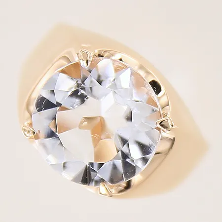 Ring med bergkristall, ca 4,50ct, stl 17¼, bredd 3,2-12,7mm, RNS, svensk importstämpel, 18K  Vikt: 5,1 g