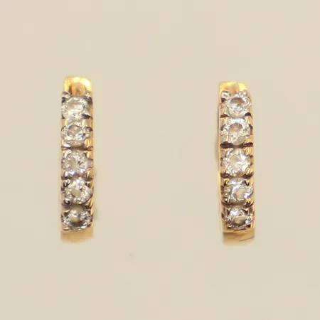 Ett par örhängen med vita stenar, Ø ca 10mm, bredd ca 2mm, ostämplade, 18K Vikt: 1,3 g