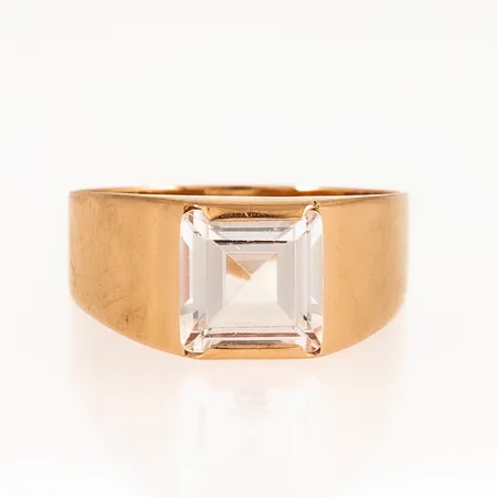 Doserad ring i 18K guld med vit sten 8 x 8 mm. Den är i storlek 19, är 4 - 9 mm bred och väger 3,9g. Stämplad P9, ALTON, Falköping, 18K & kattfot. 