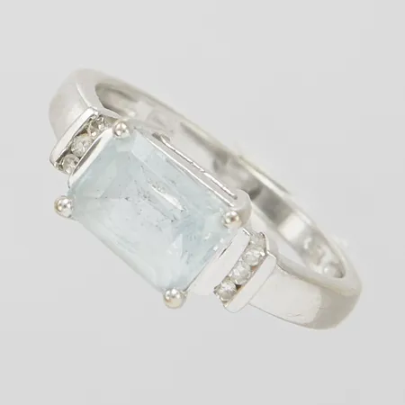 Ring, ljusblå topas, diamanter 6xca0,005ct, Ø17, bredd:1,8-6,7mm, GHA, vitguld, 18K Vikt: 3,3 g