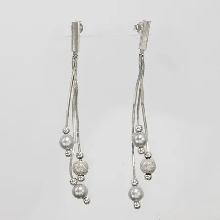 Silverörhängen, grå imitationspärlor och frostade kulor, 72x12mm, ojämnheter på veneziakedja, GHA, 925/1000, bruttovikt: 5,3g Vikt: 5,3 g