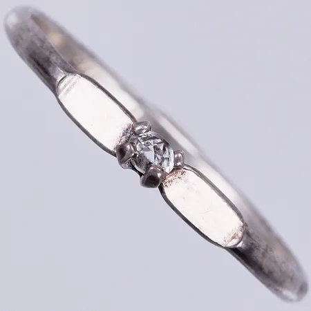 Ring med vit sten, stl: 18¼, bredd: ca 1mm, HSG, 925/1000 silver Vikt: 0,8 g