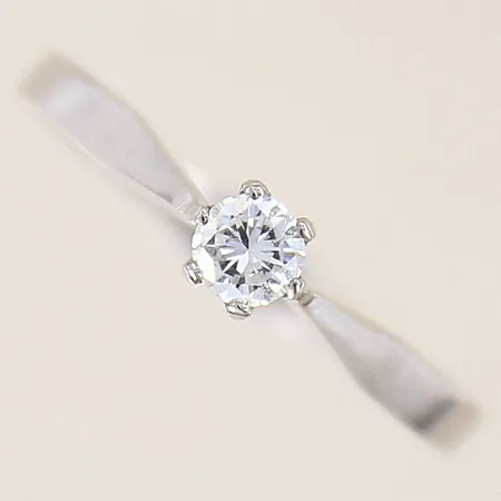 Ring med diamant 0,17ct enligt gravyr, stl 17¼, bredd 2-4mm, vitguld, 18K  Vikt: 2 g