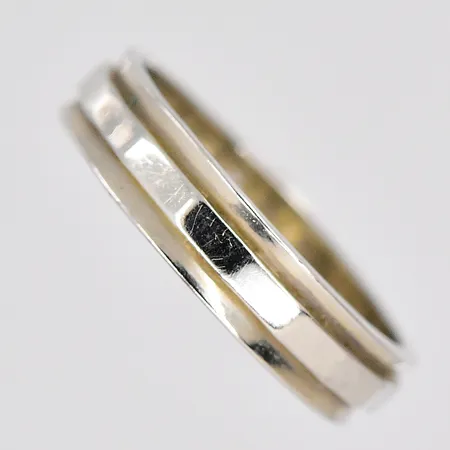 Ring vitguld, stl 17, bredd 4,4mm, graverad, 18K Vikt: 3,8 g