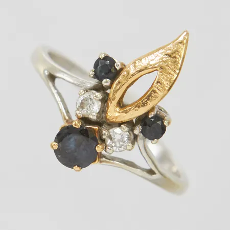 Ring, diamanter 2 x ca 0,04ct, blåa stenar, Ø16, bredd: 1,2-15,5mm, tvåfärgad, behov av omrodinering,14K Vikt: 2,4 g
