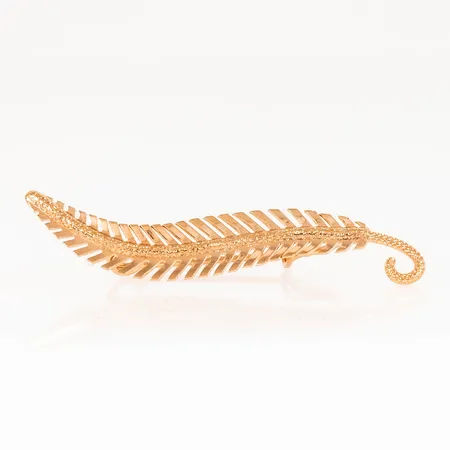 Brosch i 18K guld. Det är 7 mm brett, 42 mm långt och väger 1,6g. 