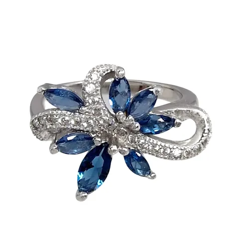 Ring, silver 925/1000, blå & vita stenar, Ø16¼ mm, bredd 2,2-14,5 mm, fint skick, förefaller sparsamt använd  Vikt: 3,3 g