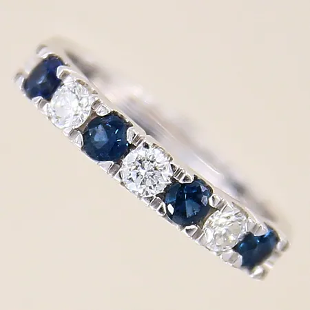 Ring med diamanter 3 x ca 0,07ct samt safirer, stl 15¼, bredd 3mm, safirer med mindre nagg, vitguld, 18K  Vikt: 3,3 g