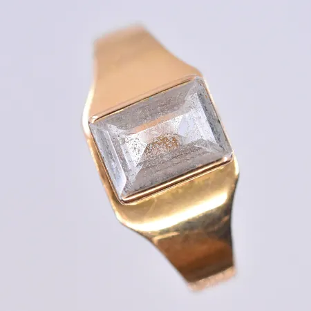 Ring med vit sten, stl 19¼, bredd 3-9 mm, 18K. Vikt: 2,8 g