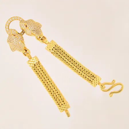 Armband med integrerade hängen samt vita och röda stenar, längd: 17cm, bredd: 8,3-12,1mm, thaiguld 1 baht, 23K  Vikt: 30,4 g