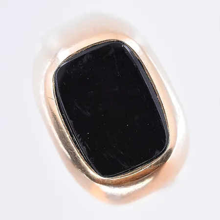 Klackring med Onyxplatta, stl 20¼, bredd 3-14 mm, 18K. Vikt: 5,9 g