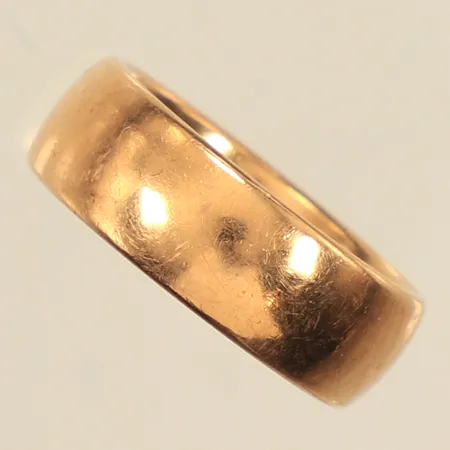 Ring, stl 17, bredd ca 7mm, gravyr, repig, 18K Vikt: 10 g