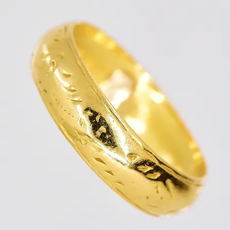 Ring, stl 17¾, bredd 5mm, graverad, 23K Vikt: 4,6 g