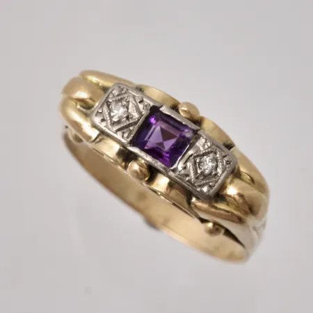 Ring i 18K guld, stl 19¼, bredd 2,4-8mm, 2st Diamanter, mått Ø1,4mm, 8/8 slipad, 1st lila sten, mått 4x4mm, naggad, kattfot, vikt 4,04g.