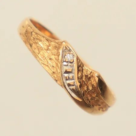 Ring med sten, stl 16½, bredd ca 5,6mm, Bengt Hallberg Guldsmeds AB år 1993, 18K Vikt: 1,8 g