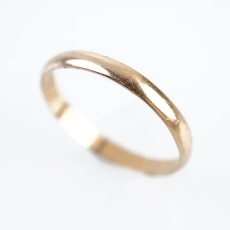 Ring, stl 22½(70=, bredd 3mm, 18k, gravyr Vikt: 3,1 g