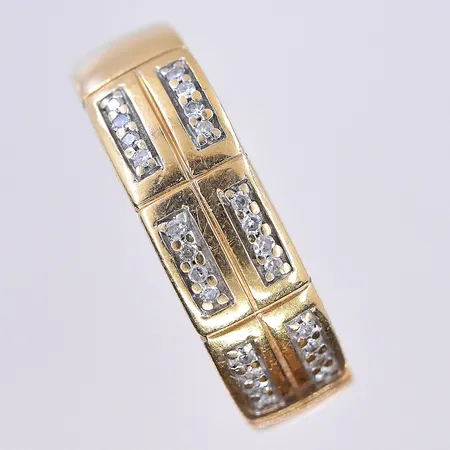 Ring med diamanter 0,10ctv enligt gravyr, Guldfynd, stl 18, bredd 3-6 mm, 18K. Vikt: 4,6 g