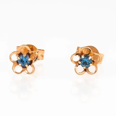 Örhängen i 18K guld. Genombruten blomma med ljusblå sten. De är 6 x 6 mm och väger 0,5g. 