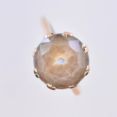 Ring med vit sten, stl 17¼, bredd 2-12 mm, 18K. Vikt: 3,5 g