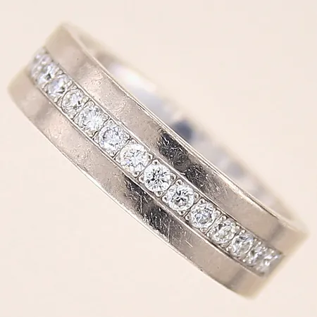 Ring med diamanter totalt 0,48ctv enligt gravyr, stl 18¾, bredd 6mm, vitguld, i behov av omrodiering, gravyr, 18K  Vikt: 9,5 g