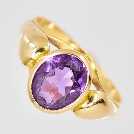 Ring med lila sten, stl 18½, bredd ovandel 10,7mm, 18K Vikt: 3 g