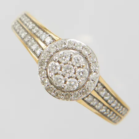 Ring, briljantslipade diamanter 7 x ca 0,02ct + 18 x ca 0,01ct + åttkantslipade diamanter 36 x ca 0,005ct, stl 17¼, bredd 1,5-8mm, GHA, 18K Vikt: 3,1 g