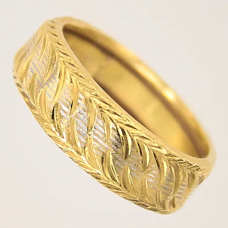 Ring med dekor, stl: 16½, bredd: 6mm, skev, 23K  Vikt: 3,8 g