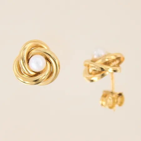 Ett par örhängen med odlade pärlor, Ø9,8mm, 18K.  Vikt: 1,2 g