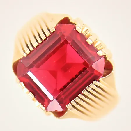 Ring med syntetisk röd rubin, stl: 20½, bredd: 5,6-16,4mm, gravyr, 18K  Vikt: 14,8 g
