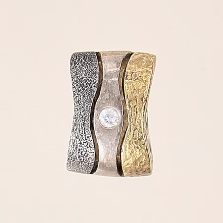 Hänge med vit sten, 11x8mm, delvis förgylld, silver 925/1000 Vikt: 2,9 g