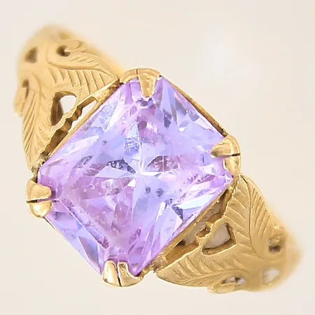 Ring med lila sten, stl 17¼, bredd 3-10mm, sten med slitage samt nagg, 18K  Vikt: 5 g
