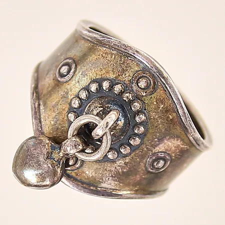 Ring, Heart Ring, med hjärtberlock, design av Holger Lindström, Kalevala Koru, Finland, stl: 18½, bredd: 7,7-17,1mm, silver 925/1000 Vikt: 8,4 g