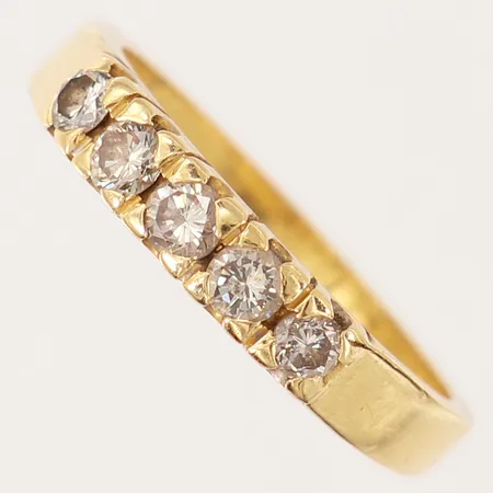 Ring med briljantslipade diamanter 5 x 0,10ct, stl: 18¼, bredd 2-4mm, 18K.  Vikt: 4,8 g