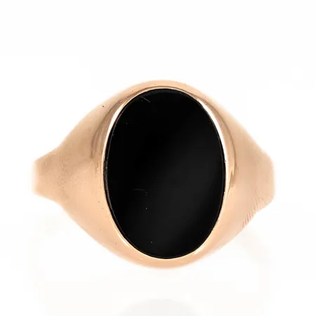 Klackring i 18K guld med svart sten (onyx el. agat). Den är i storlek 19½, är 2 - 15,5 mm bred och väger 3,8g. Stämplad 18K & svensk importstämpel. 