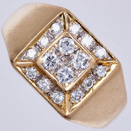 Ring med diamanter ca 4x0,03ct, ca12x0,01ct, stl: 14¾, bredd: ca 2-8mm, 18K Vikt: 4,7 g