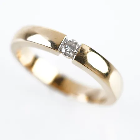 Ring m diamant ca 0,10ct, stl 19½(61), bredd 4mm, 18k Vikt: 6,1 g
